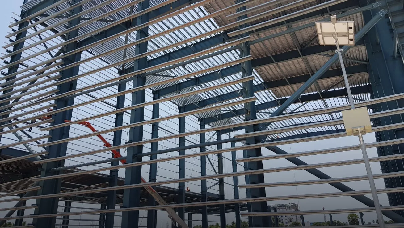 Multi-storey heavy steel structure with purlins installed