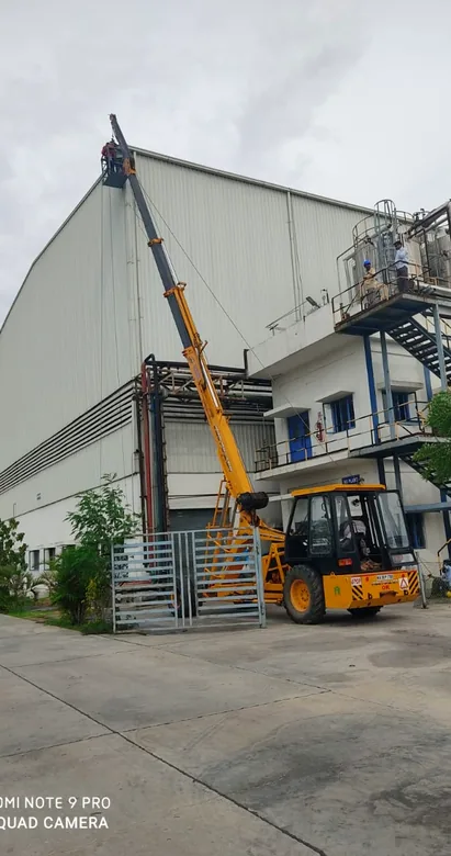 Industrial process building and pipe rack erection with crane